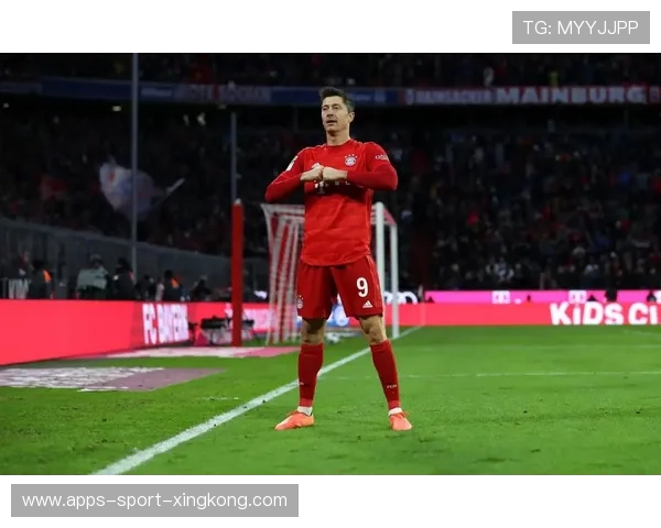 莱万门前灵动一扣甩开追防,拜仁几乎成功终结对手 莱万门前灵动一扣甩开追防,拜仁几乎成功终结对手