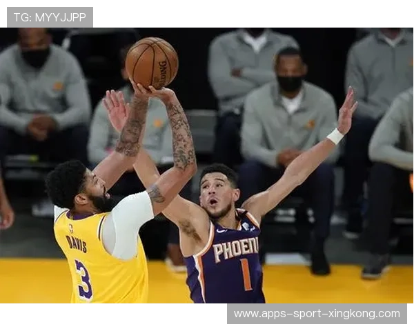 戴维斯篮下持续得手,洛杉矶绝对防守端称王 戴维斯篮下持续得手,洛杉矶绝对防守端称王