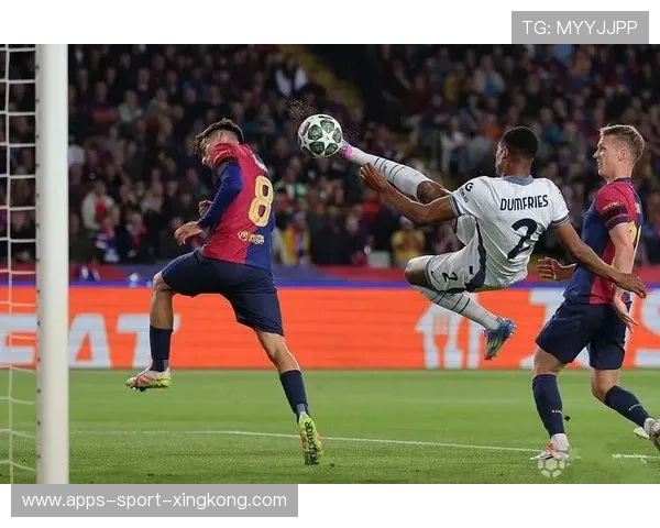 西甲巴萨角球进攻套路成功，门前高点优势明显