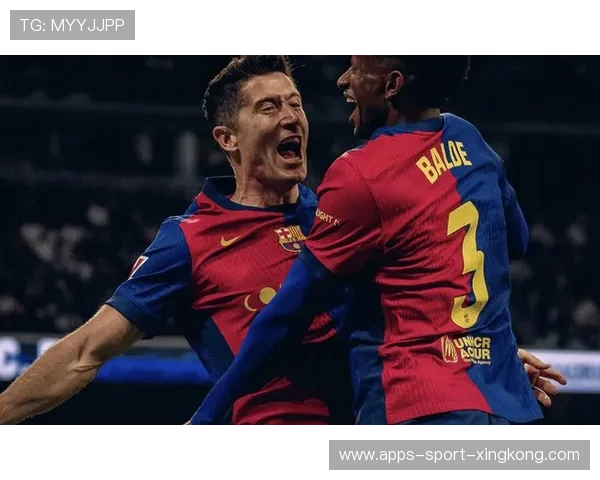 莱万转身扣过防守后推射，典型教科书进攻